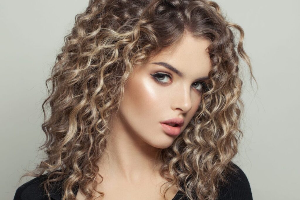 Balayage cheveux bouclés : choisir une couleur qui suit vos boucles